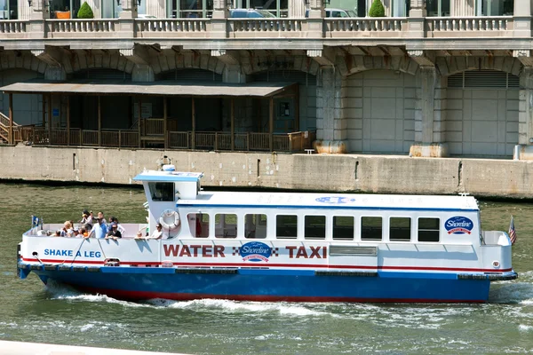 stock image Water Taxi Transports Tourists Down Chicago River