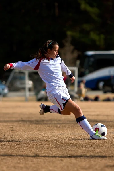 Vrouwelijke voetbalspeler zich voorbereidt op de schop de bal tijdens wedstrijd — Stockfoto