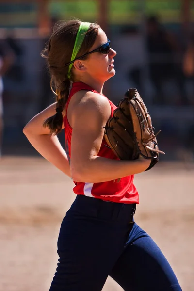 Jogadora de Softball Feminina Joga Fora do Campo Entre Entradas — Fotografia de Stock