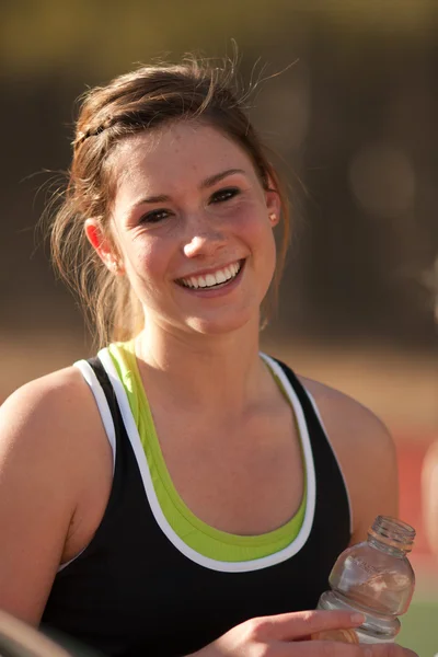女网球运动员微笑期间破水 — 图库照片