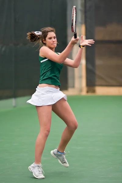 Jogadora de tênis feminina segue após bater forehand — Fotografia de Stock