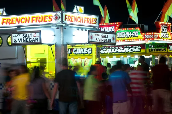 County fair patronlarının fast food satıcıları hakkında taşımak — Stok fotoğraf