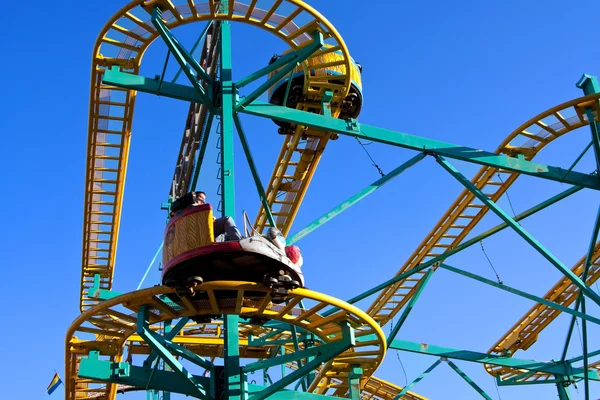 Rit van de achtbaan kiddie in een county fair — Stockfoto