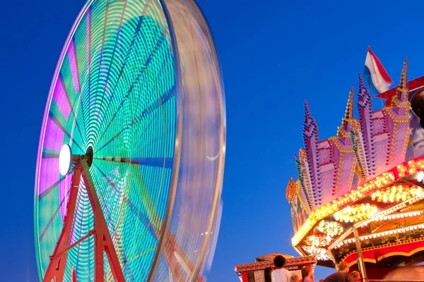 The Circular Motion Of A Ferris Wheel Blurs At Twilight — Stock Photo, Image