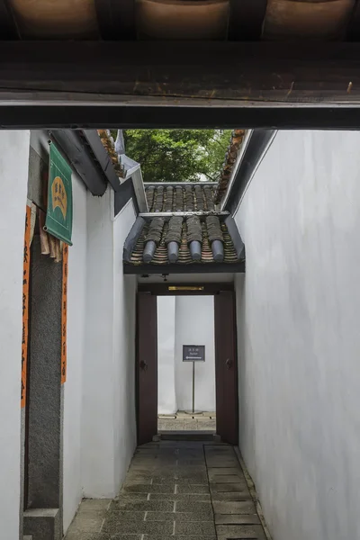 Maison traditionnelle chinoise avec toit en tuiles — Photo