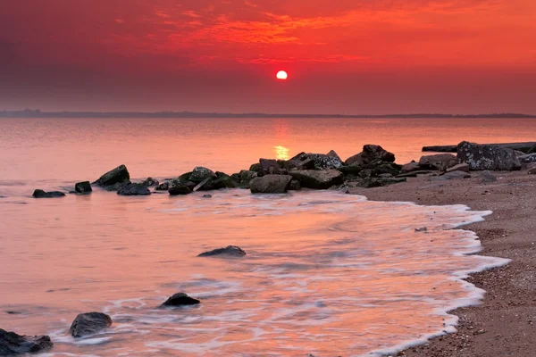 Zonsondergang rots strand — Stockfoto