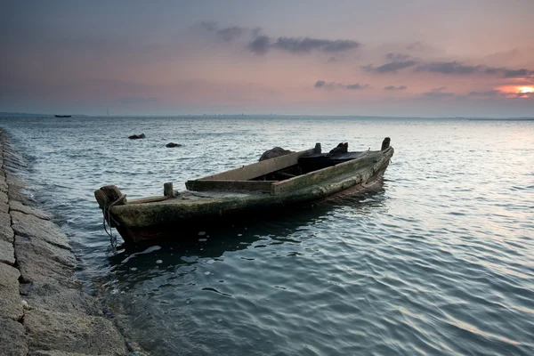 Övergivna båten — Stockfoto