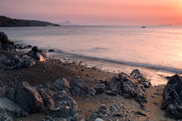 Dawn ve kaya — Stok fotoğraf