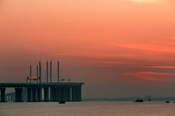 Orangefarbene Brücke über das Meer — Stockfoto
