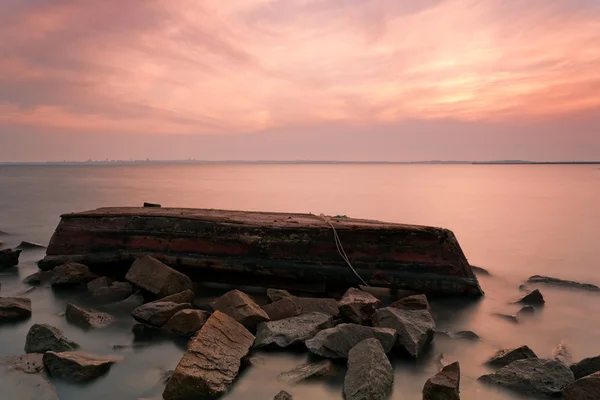 Abandonar navio e rocha — Fotografia de Stock