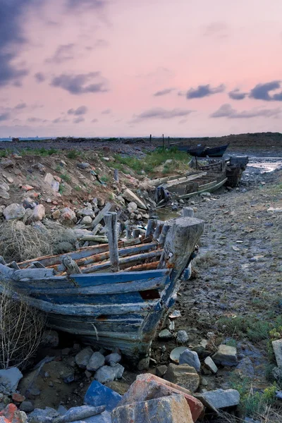 Terk edilmiş ve tekne — Stok fotoğraf