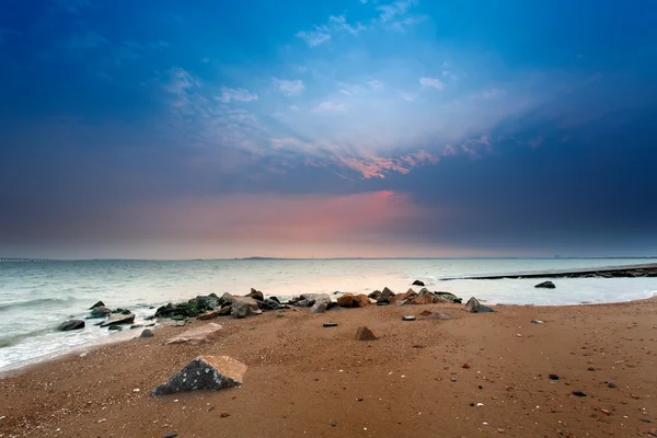 Rots strand blauwe hemel kust — Stockfoto