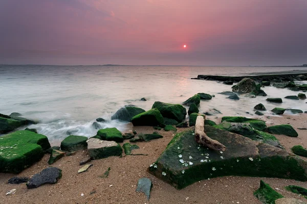 Praia e rocha — Fotografia de Stock