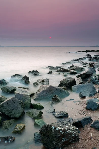 Solnedgång klippiga kusten — Stockfoto