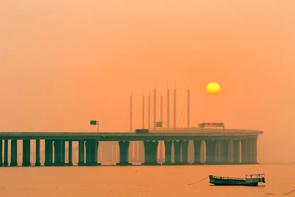 Sonnenuntergang über Brücke lizenzfreie Stockbilder
