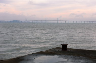 İskele ve deniz-geçiş Köprüsü