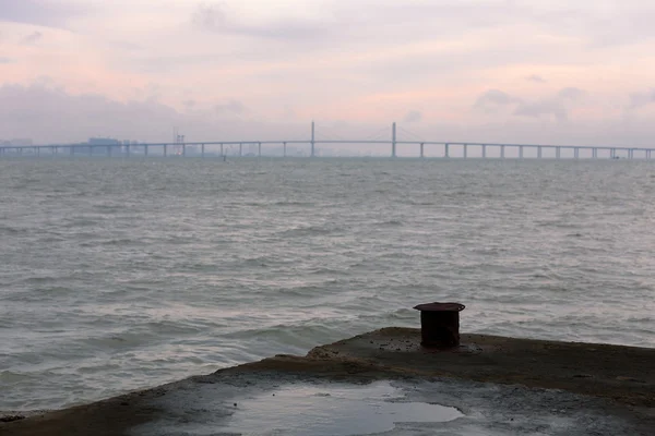 Anlegestelle und Brücke über das Meer — Stockfoto