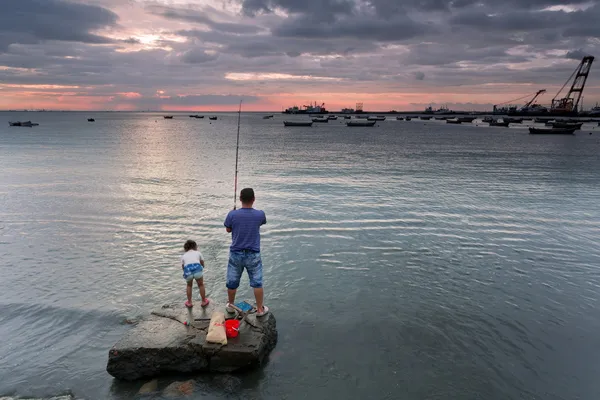 Рыбалка отец и дочь Лицензионные Стоковые Фото