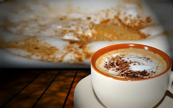 Tasse Cappuccino mit Kakao — Stockfoto