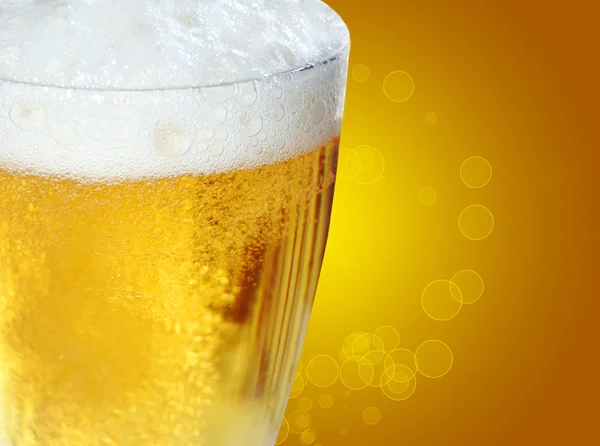 黄金のボケ味を持つビール ロイヤリティフリーのストック画像