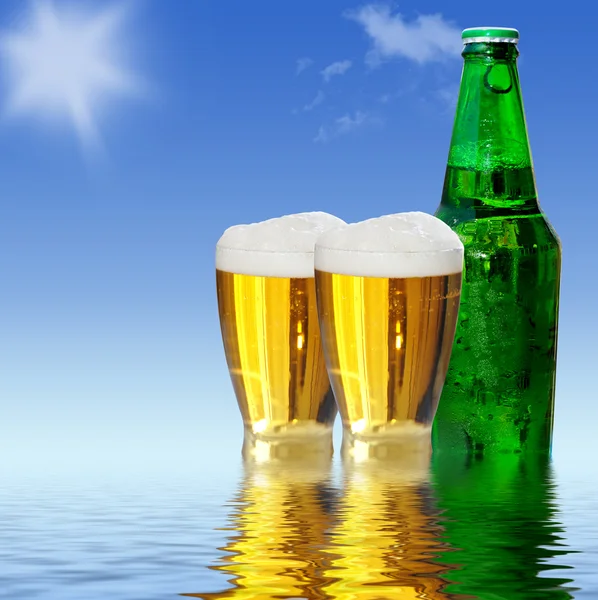 Dois copos e uma garrafa de cerveja. Imagem De Stock
