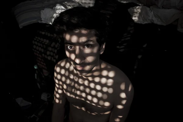 Junge im Schatten — Stockfoto