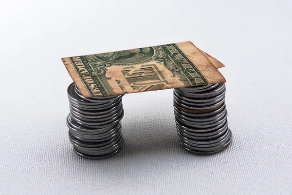 Brücke aus Münzen und Banknoten — Stockfoto