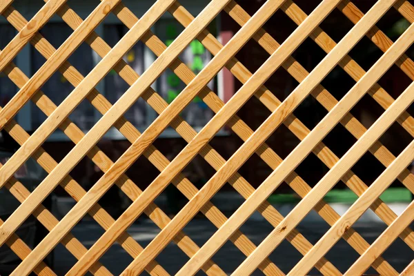 Деревянная решетка из сосны — стоковое фото