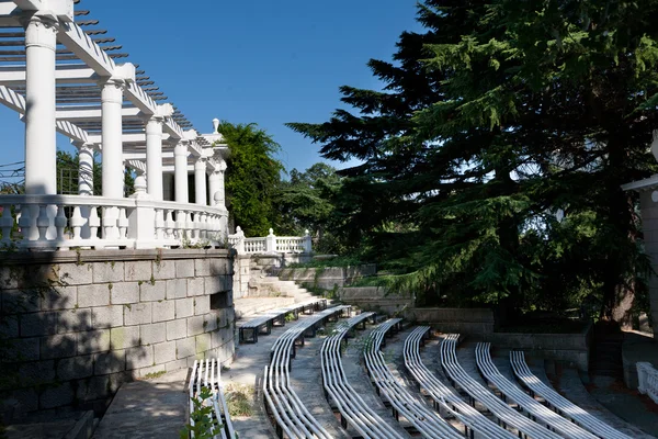 Siedzenia amfiteatru i kolumnada — Zdjęcie stockowe