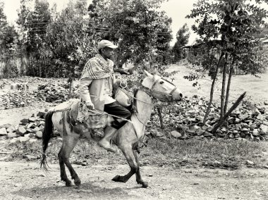 Etiyopya adam bir ata biniyor.