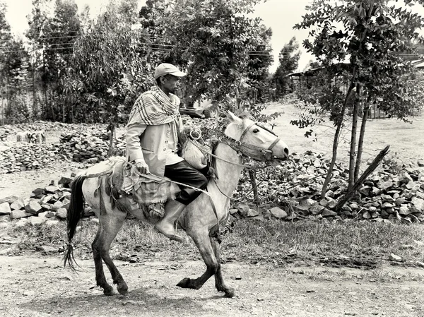 Hombre etíope monta a caballo — Foto de Stock