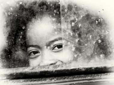 Madagaskar smiles pencerenin arkasında küçük kız