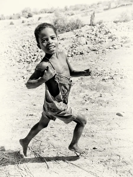 Liten pojke från Madagaskar körs — Stockfoto