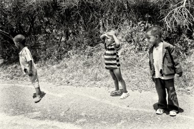 sokakta üç Etiyopyalı erkek