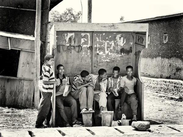 Grupp vid etiopiska busshållplatsen — Stockfoto