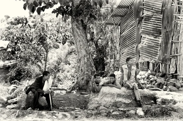 Tři etiopské muži v bílém a jeden v černém — Stock fotografie