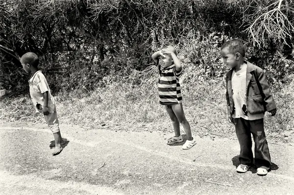 Drie Ethiopische jongens op de straat — Stockfoto