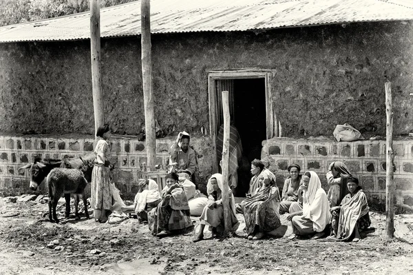 Group of Ethiopian sit on the ground — Stock Photo, Image