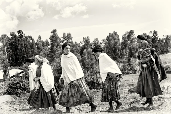 Skupina etiopských žen protíná pole — Stock fotografie
