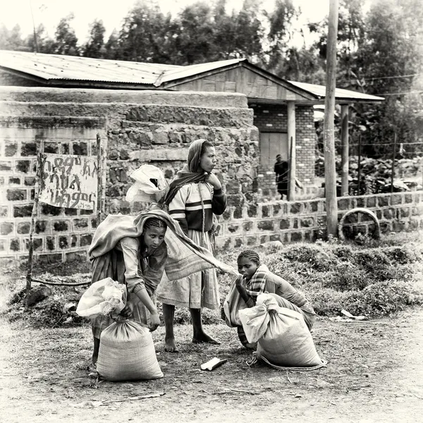 Ethiopian family works hard — Stock Photo, Image