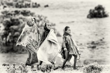 Üç Etiyopyalı kız dolaşmak