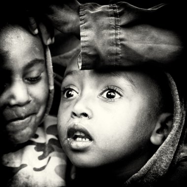 çok aç gözlü bir Etiyopyalı çocuk wathes