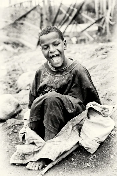 Eine Äthiopierin sitzt auf dem Boden und singt — Stockfoto
