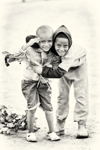 Due bambini etiopi si abbracciano — Foto Stock