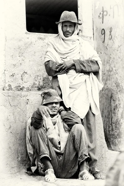 Iki Etiyopya erkek şapkaları çok garip bir bakışla — Stok fotoğraf