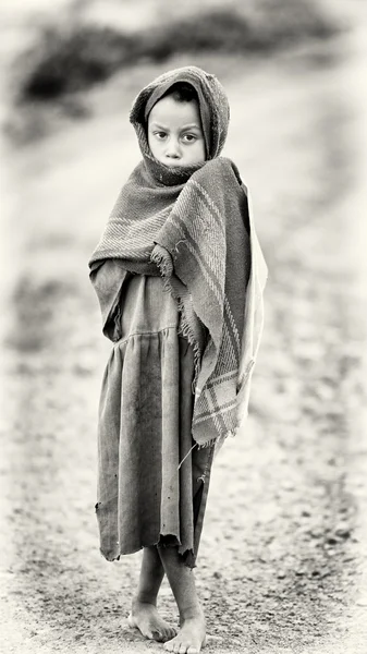 Etiyopyalı bir çocuk eski battaniye ve kamera için poz giyer — Stok fotoğraf