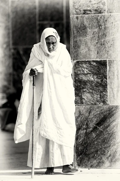 一个身份不明的埃塞俄比亚老妇拄着他 baston — 图库照片