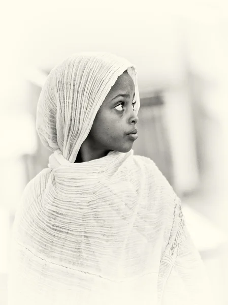 Een Ethiopische meisje draagt een witte weefsel — Stockfoto
