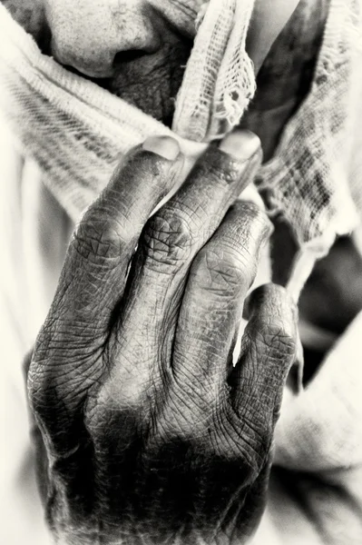 An Ethiopian woman covers her face with her hand — Stockfoto