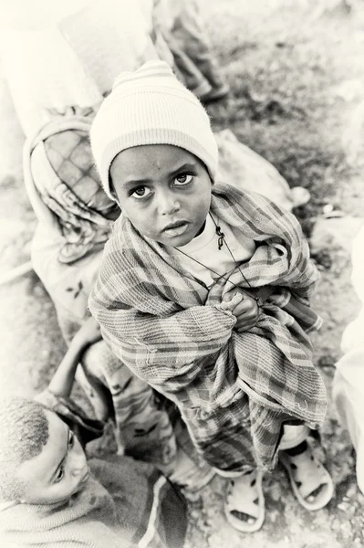 Un etiope guarda attentamente sulla macchina fotografica — Foto Stock